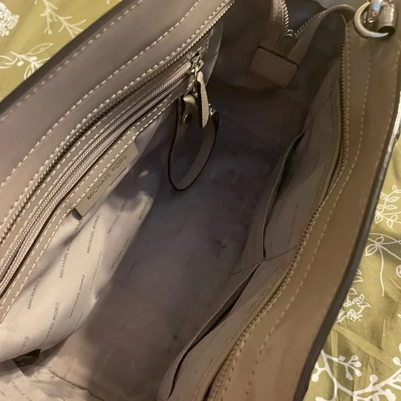 Crossbody Michael Kors Two-Tone Satchel in Beige and Black - Picture 5 of 5